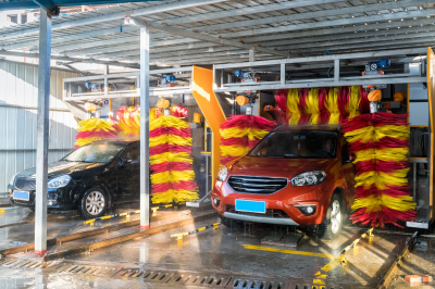 carro sendo lavado em um lava jato